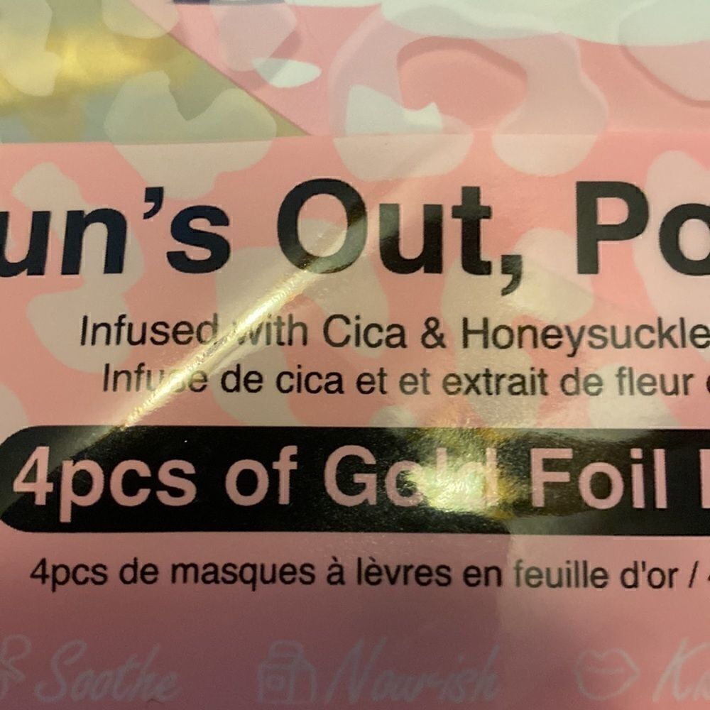 Sun’s Out Pouts Out lip masks - Picture 2 of 3